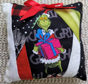 Xmas Ornament - Grinch with Gift